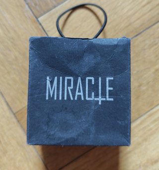 Anillo con diseño de brújula plateado