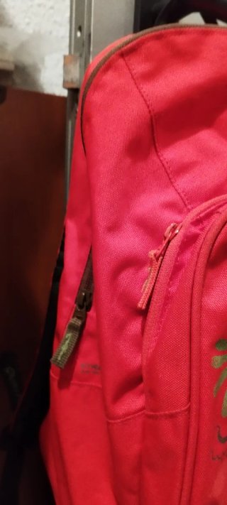 Mochila Quechua Roja con Diseño Dorado
