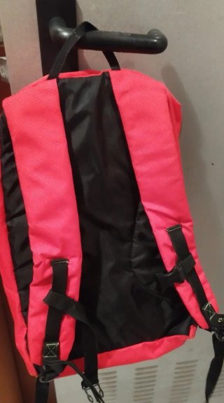 Mochila Quechua Roja con Diseño Dorado