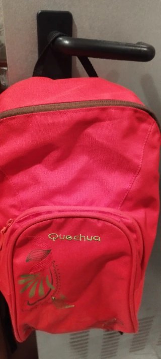 Mochila Quechua Roja con Diseño Dorado