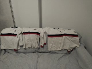 Camisetas escolares blancas con logo,las cuatro.