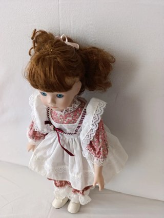Muñeca de porcelana vintage