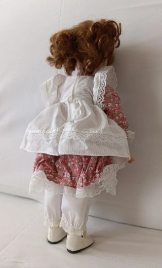 Muñeca de porcelana vintage