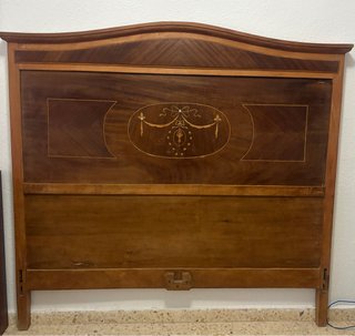 Cabecero de madera antiguo con detalles