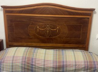 Cabecero de madera antiguo con detalles