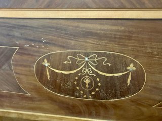 Cabecero de madera antiguo con detalles
