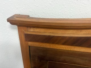 Cabecero de madera antiguo con detalles