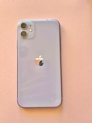 iPhone 11 Morado con funda