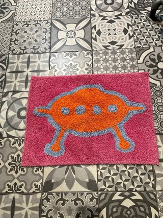 Alfombra infantil OVNI naranja y rosa, reversible.