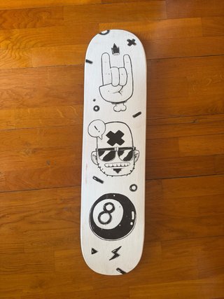 Tabla de skate con diseño artístico