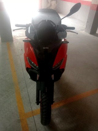 Aprilia SR 125cc Scooter Negra y roja