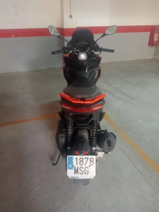 Aprilia SR 125cc Scooter Negra y roja