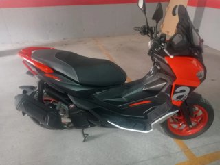 Aprilia SR 125cc Scooter Negra y roja