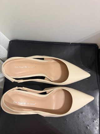 Tacones de punta beige