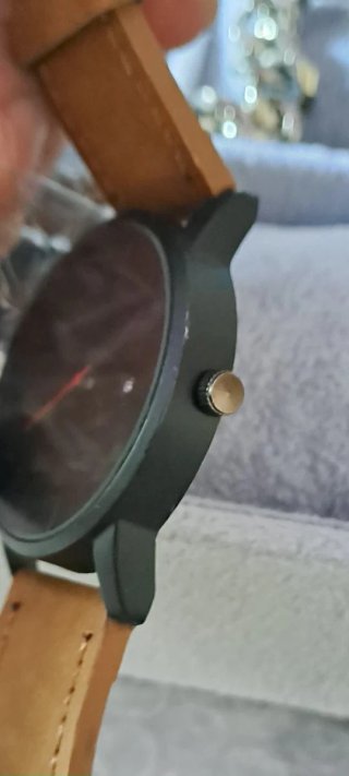 Orologio da polso nero con cinturino marrone