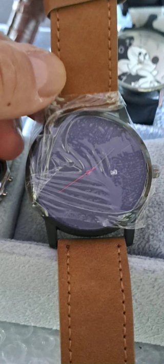 Orologio da polso nero con cinturino marrone