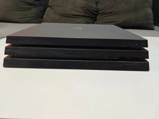 PlayStation 4 Pro 1TB + 1 mando