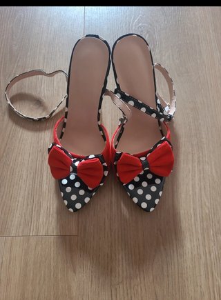 Zapatos de tacón lunares rojos y negros