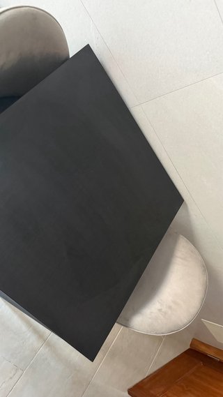 Mesa negra con 2 sillas