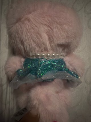 Muñeca de peluche rosa con vestido