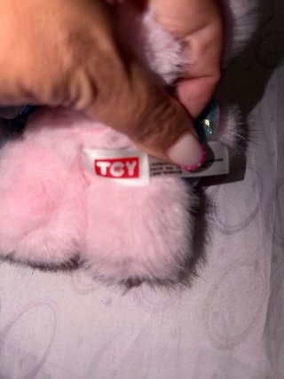 Muñeca de peluche rosa con vestido