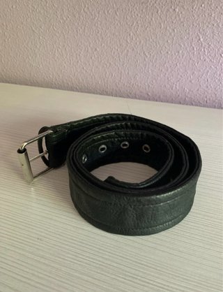 Cinturón negro de cuero con hebilla plateada
