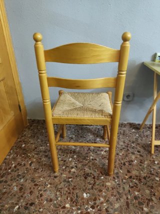 Silla de madera con asiento de mimbre