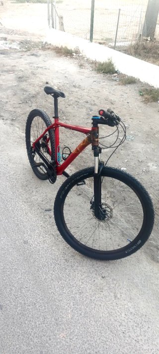 Bicicleta de montaña BULLS en color rojo