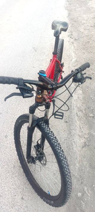 Bicicleta de montaña BULLS en color rojo