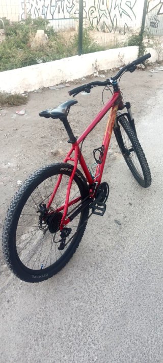 Bicicleta de montaña BULLS en color rojo