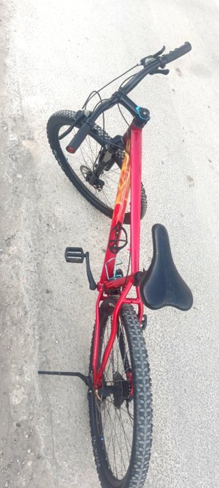 Bicicleta de montaña BULLS en color rojo