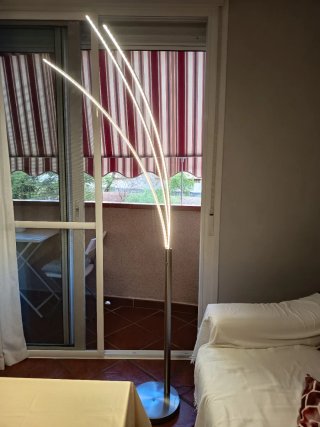 Lámpara de pie LED moderna