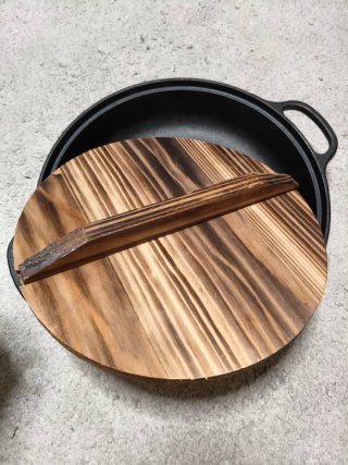 Frigideira Ferro Fundido com Tampa Madeira 25cm