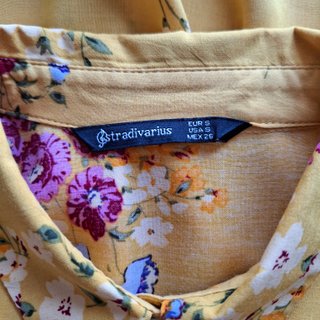 Blusa Stradivarius floral amarilla