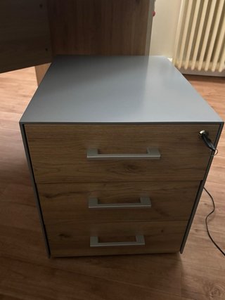 Escritorio de madera con cajonera