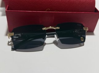 Gafas de sol negras y doradas