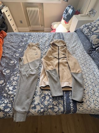 Conjunto Nike Tech Fleece Beige y Gris