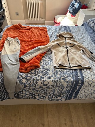 Conjunto Nike Tech Fleece Beige y Gris