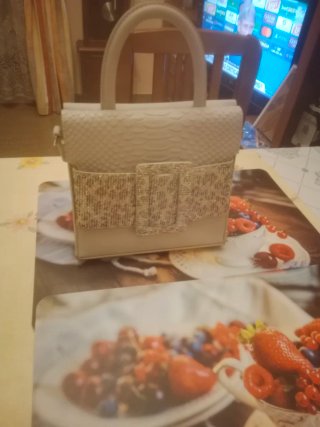 Bolso beige con detalles brillantes