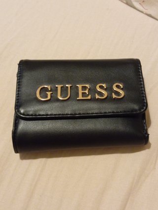 Cartera Guess Negra con Logo Dorado
