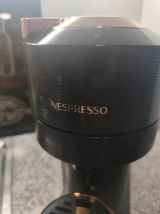 Cafetera Nespresso deLonghi, Negra y cobre