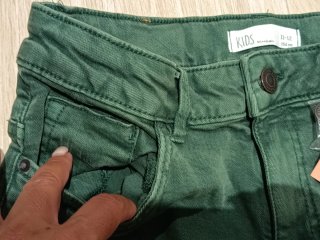 Vaquero elástico verde Corte Inglés T.11-12