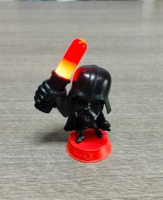 Statuetta Darth Vader Star Wars con spada