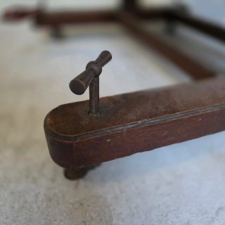 Antiguo caballete de pintor de madera