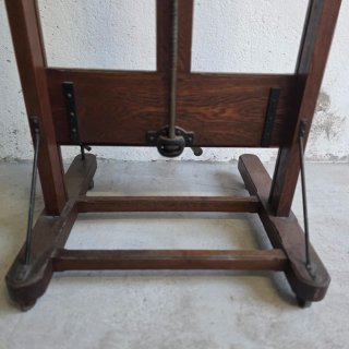 Antiguo caballete de pintor de madera
