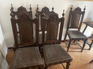 Juego de 12 sillas de madera y piel
