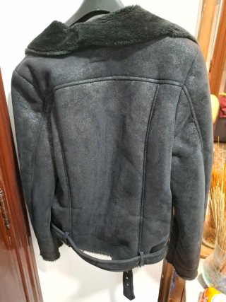 Abrigo negro de ante con cremallera