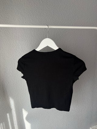 Camiseta crop negra Bershka con oso alado T.M