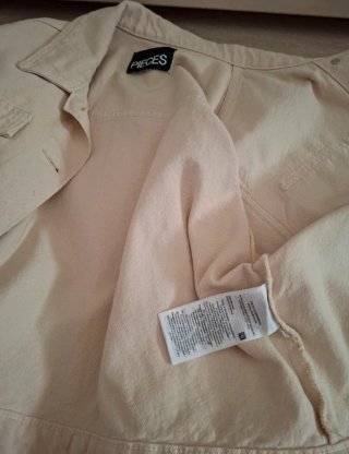 Chaqueta vaquera Pieces beige
