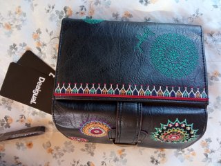 Cartera Desigual bordada sin estrenar